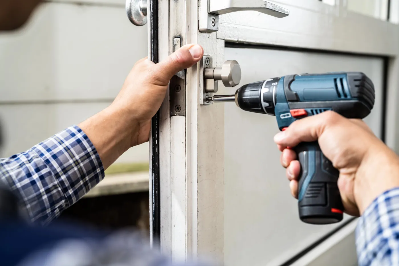 Ouverture de porte maîtrisée avec perçage limité au cylindre à Plaisir